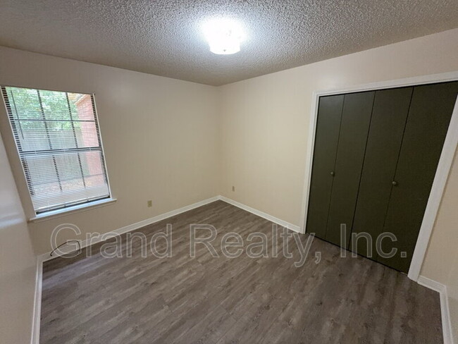 Building Photo - 2881 E Johnson Ave