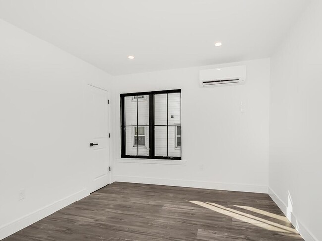 Building Photo - 322 Edwards Pl