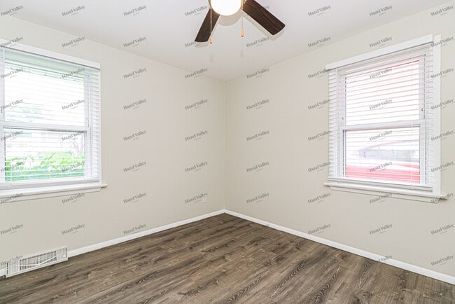 Building Photo - 1136 Maple Ave