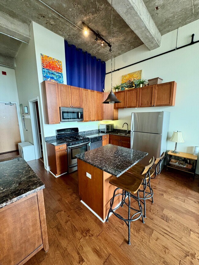 Building Photo - 320 E 21st St