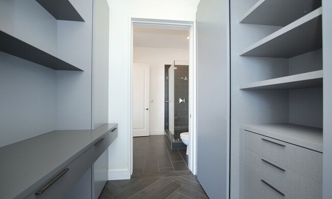Building Photo - Exquisite Luxury high-rise 2 bedroom, 2bat...