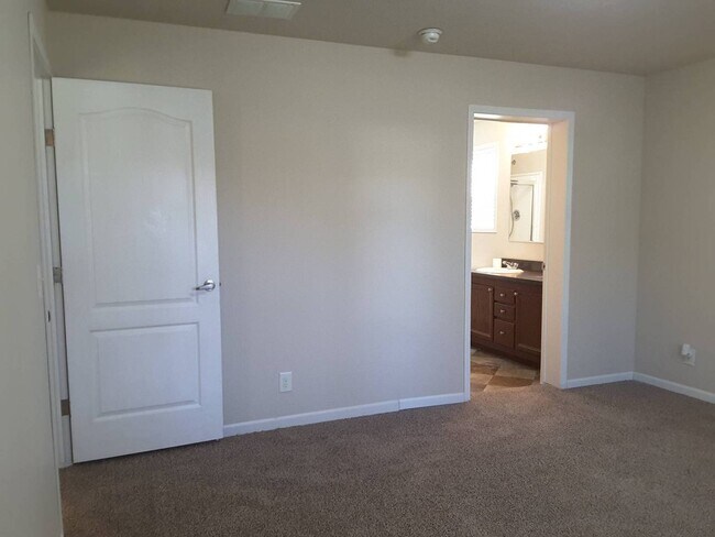 Building Photo - 3 Bedroom Single Family Home!