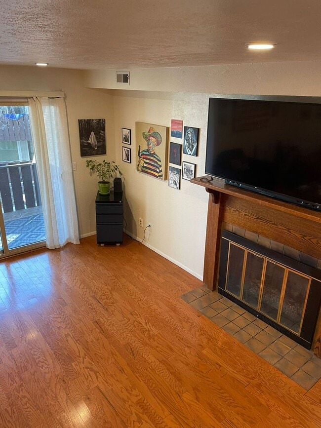 Building Photo - Prelease - 2bd/1.5ba Laminate flooring - Avail. July 2026