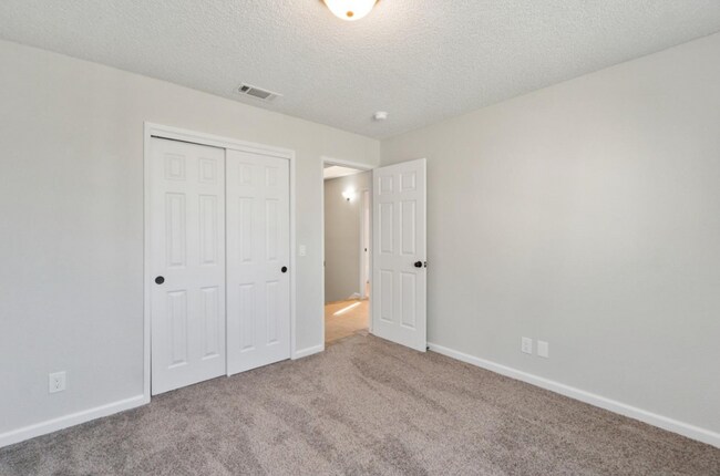 Building Photo - 4718 E Alamos Ave