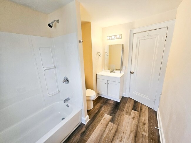 Building Photo - 17 W Woodsdale Ave