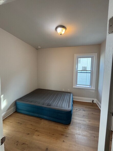 Middle bedroom - 233 21st St