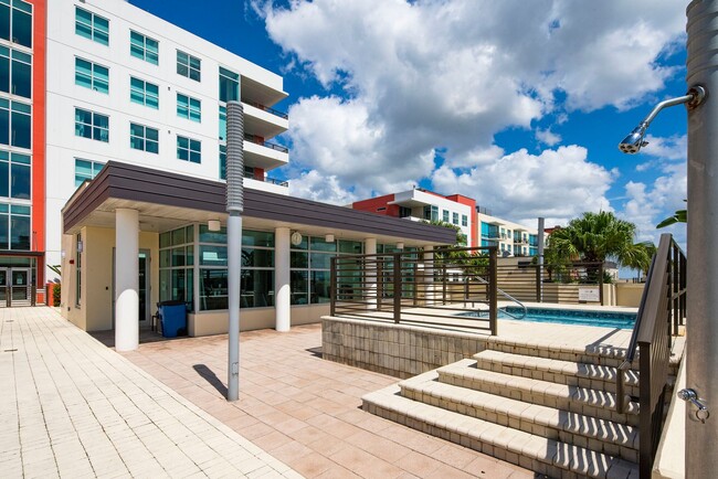 Building Photo - Freshly Painted Upscale 2/1 Condo in amazi...