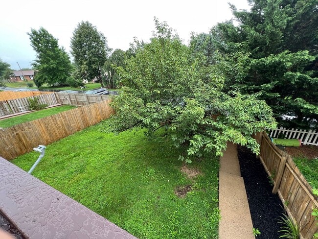 Building Photo - Spacious 3 Level Townhome with New Floorin...