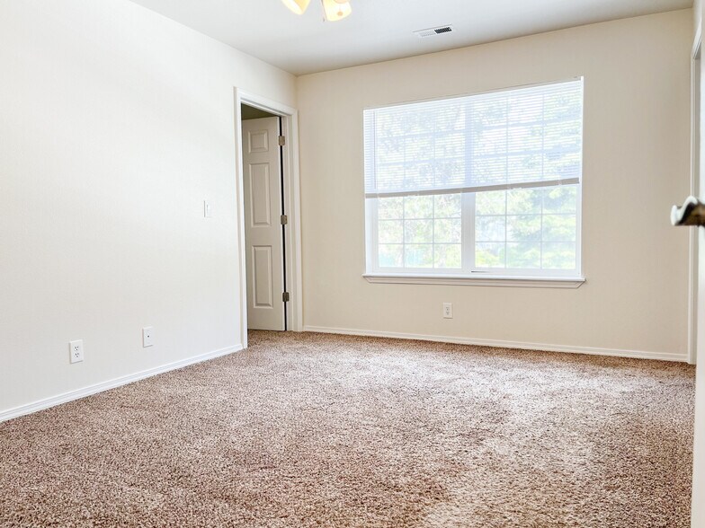 Building Photo - 8220 N Loch Haven Dr