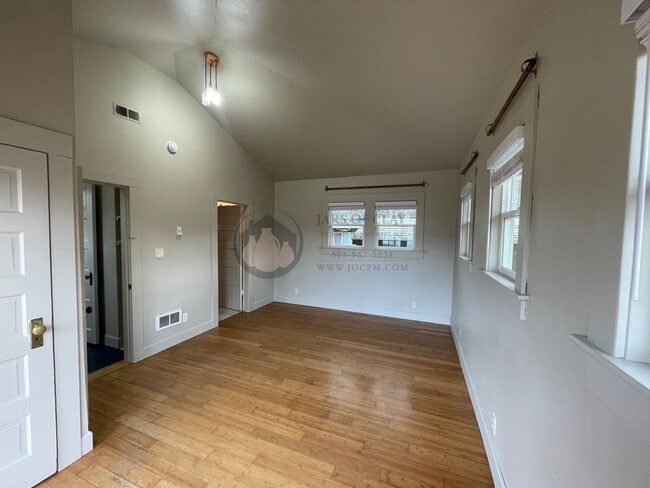 Building Photo - Charming House- Ready to Rent- Philomath