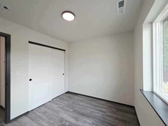 Building Photo - 1214 N Baker Ave