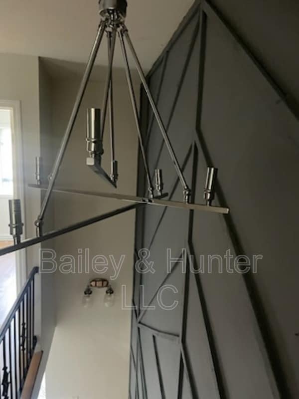Building Photo - 6012 Regent Manor