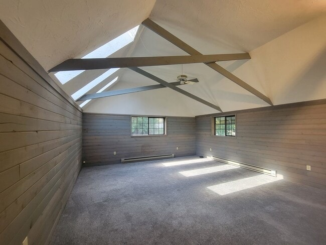 Building Photo - 3 bed, 1 bath home by Sacheen Lake