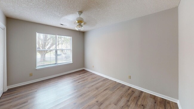 Building Photo - Charming one-story 1st level end unit condo