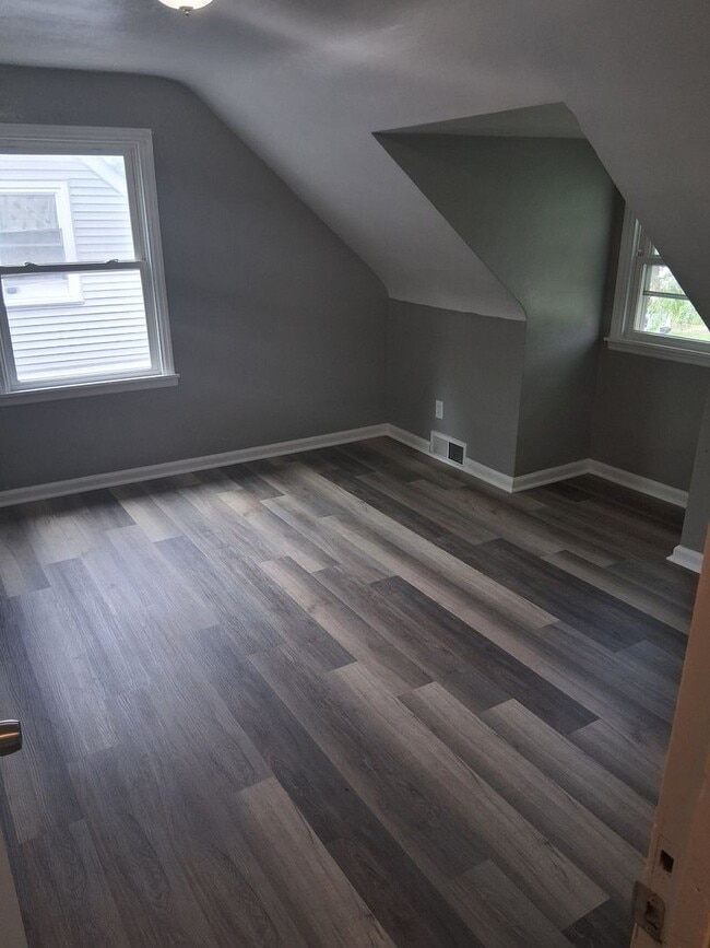 Building Photo - Great 4 bed 1.5 bath close to everything &...