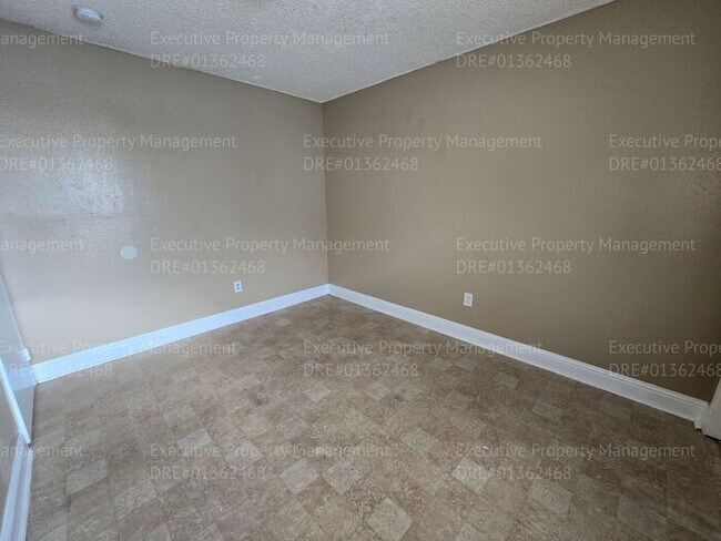 Building Photo - 2 bedroom 1.5 bathroom townhouse