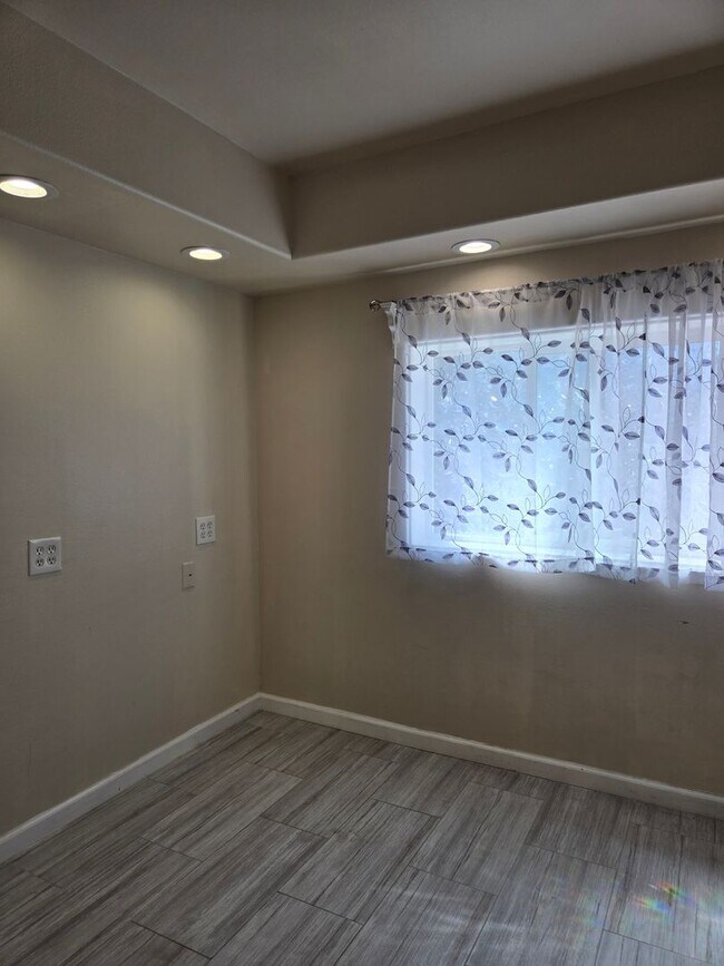 Building Photo - Immaculate Midtown Studio in Riverside