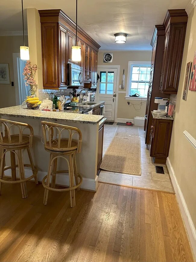 Kitchen and breakfast bar - 4405 W Franklin St