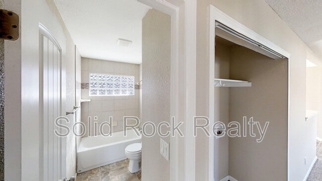 Building Photo - 2505 Gina Dr