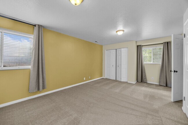 Building Photo - 567 N Allanwood Pl