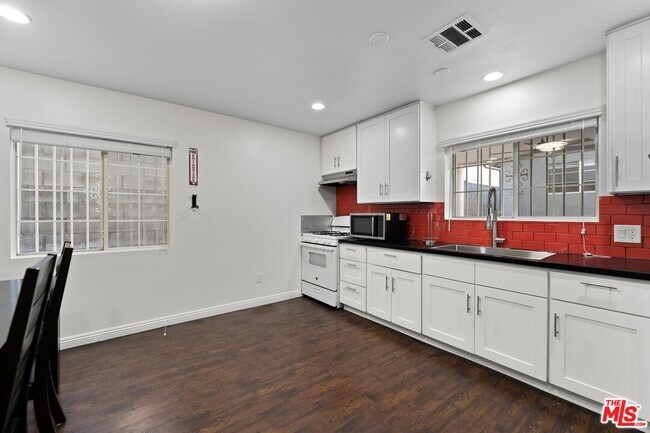 Building Photo - 1128 Irolo St