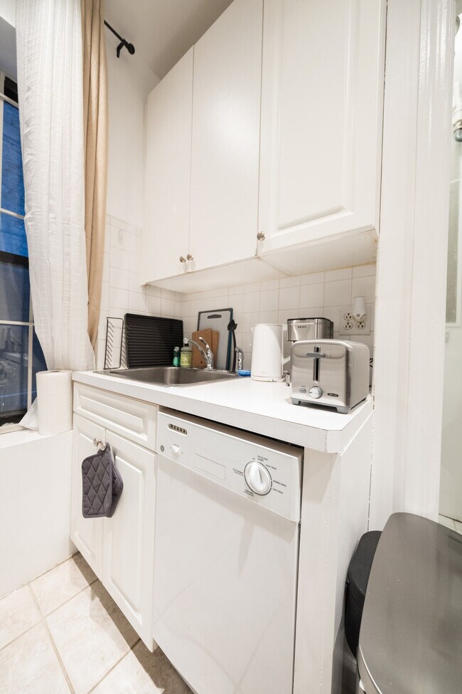 Building Photo - 317 E 75th St