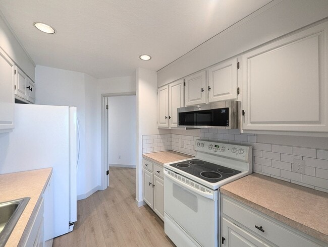 Building Photo - 1bd/1ba Edmonds Condo
