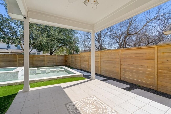 Building Photo - 10313 Big Thicket Dr