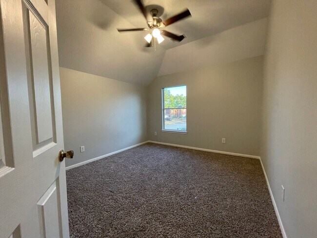 Building Photo - 9323 Willow Crossing Dr