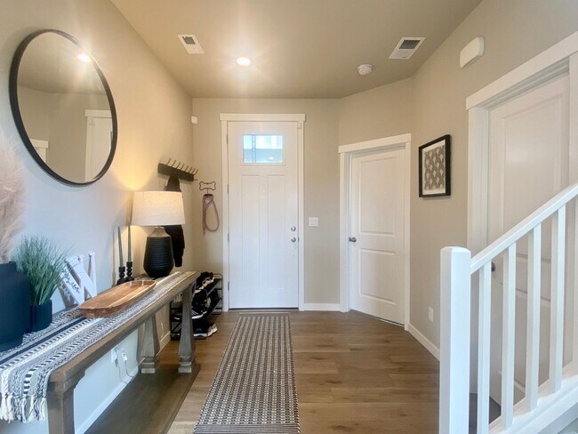 Building Photo - Modern Bonney Lake Home w/ AC  **SHORT TERM LEASE **