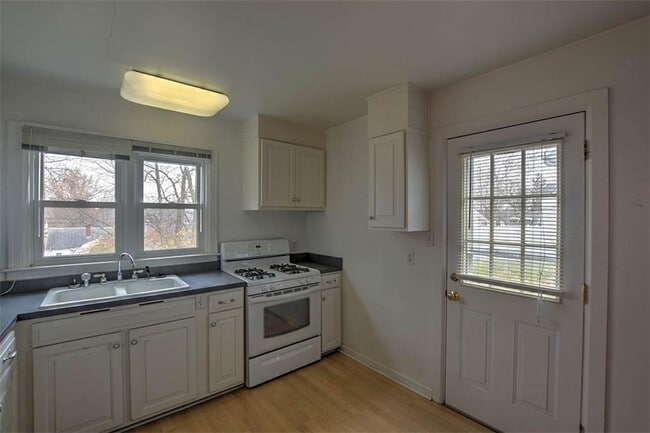 Building Photo - 1567 W Riverview Ave