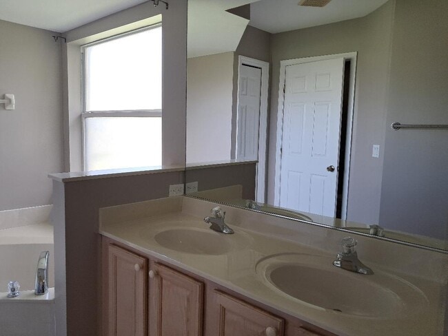 Building Photo - 242 SW Amesbury Ave