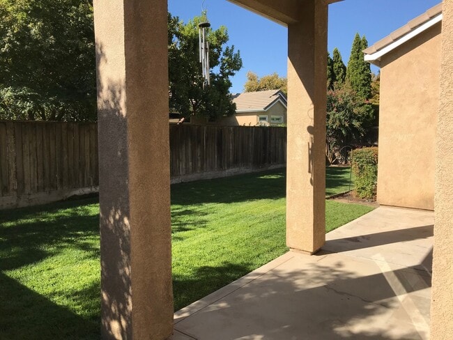 Building Photo - Single story located in a Gated Community!