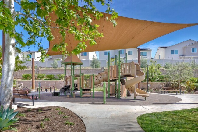 Building Photo - Beautiful Horse Creek Ridge Spacious 3 Bed / 2.5 Bath Home in Fallbrook with Solar