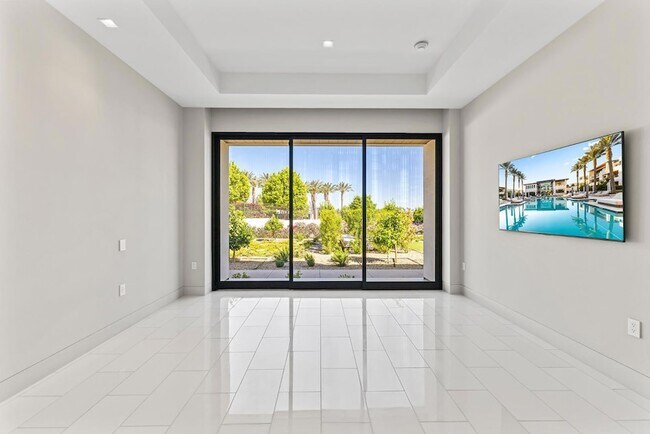 Building Photo - 6587 N Palmeraie Blvd