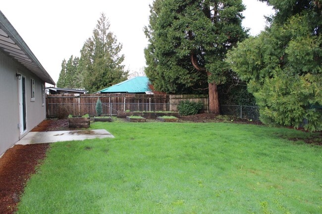 Building Photo - 4 bedroom house