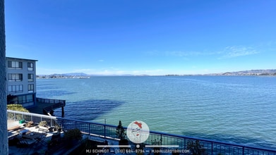 Building Photo - Large corner 2 bedroom surrounded by breathtaking Bay views!