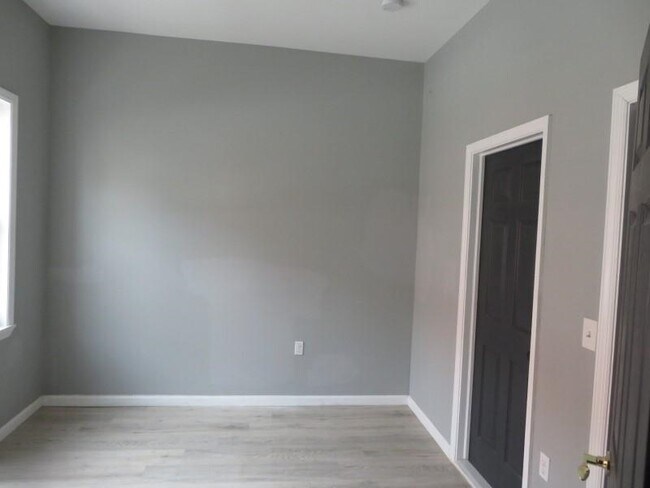 Building Photo - 572 Nassau St