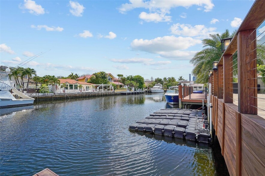 Building Photo - 3251 NE 164th St