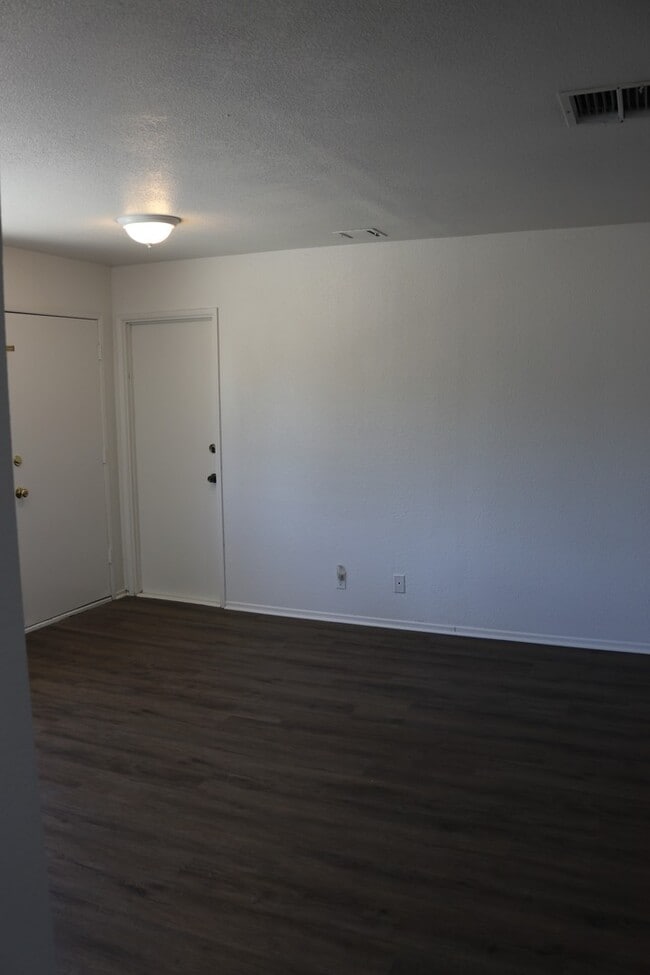 Building Photo - 4 bedrooms House for rent