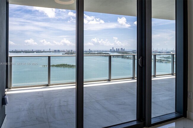 Building Photo - 700 NE 24th St