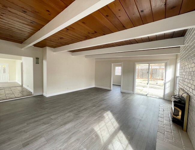 Building Photo - Petaluma: Single Level Home With Updated F...