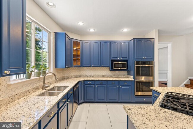 Building Photo - 9201 Golf Ct