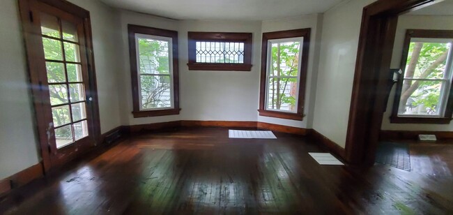 Building Photo - Huge 4-bedroom house
