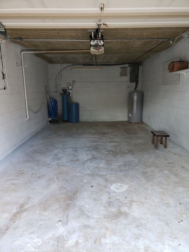 Building Photo - 15475 Oak Rd