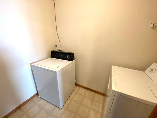 Building Photo - 3 bed, 2 bath Twinhome