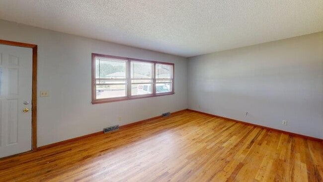 Building Photo - 1727 Assumption Dr