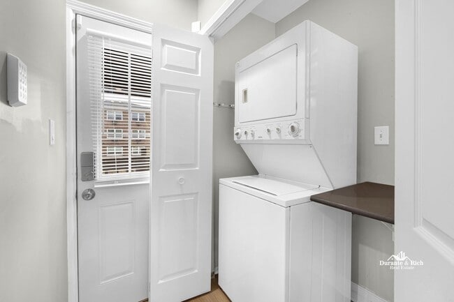 Building Photo - Modern Updated Victorian Duplex 3-Plus Bed...