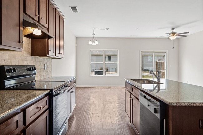 Building Photo - 3 Bedroom Townhome in Jonesboro!