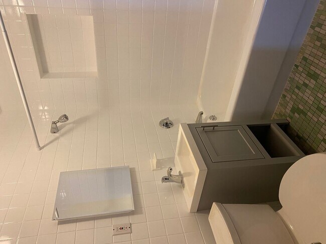Building Photo - 1200 sq ft 3 bed 1 bath Brighton apartment!